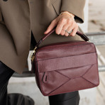 HERA crossover taske i burgundy. Se det store udvalg af HERA tasker og accessories på neye.dk