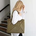 Skandinavisk kvinde med HERA shopper taske. Se det store udvalg af HERA tasker på neye.dk
