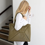 Skandinavisk kvinde med HERA shopper taske. Se det store udvalg af HERA tasker på neye.dk