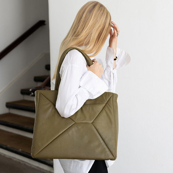 Skandinavisk kvinde med HERA shopper taske. Se det store udvalg af HERA tasker på neye.dk