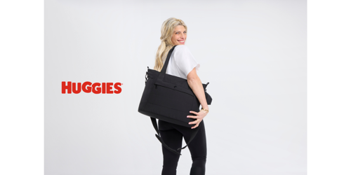 Kvinna med skötväska från Huggies. Köp Huggies på neye.se
