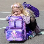 Pige med Jeva Unicorn Friends skoletaske. Stort udvalg af Jeva skoletasker på neye.dk