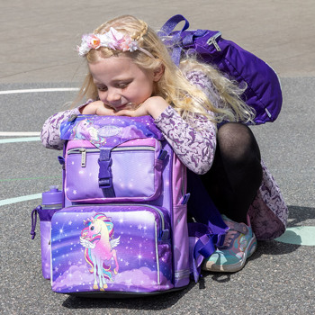 Pige med Jeva Unicorn Friends skoletaske. Stort udvalg af Jeva skoletasker på neye.dk