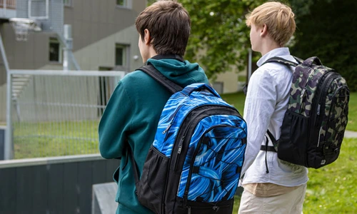 Drenge med Jeva rygsække. Stort udvalg af skoletasker 2.-5. klasse på neye.dk