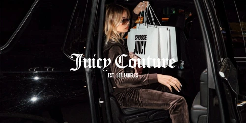 Ung kvinna med väska från Juicy Couture. Shoppa Juicy Couture-väskor på neye.se