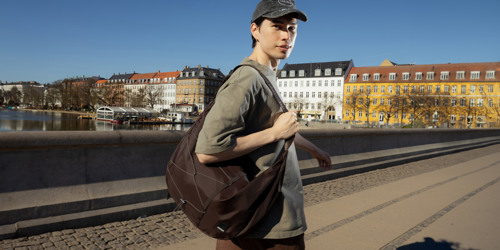 Ung mand i København med Kintobe skuldertaske