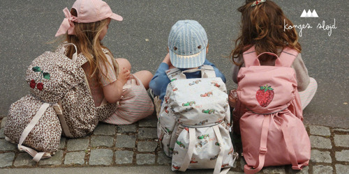 Børn med Konges Sløjd skoletasker. Stort udvalg af Konges Sløjd pusletasker, kufferter og babytilbehør på neye.dk