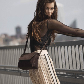 Markberg Jules crossbody taske i suede. Stort udvalg af Markberg crossover tasker på neye.dk