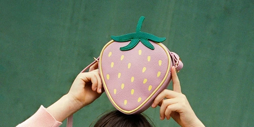 Molo Strawberry taske. Stort udvalg af Molo tasker til børn på neye.dk