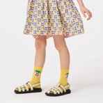 Barn med gule Molo strømper. Stort udvalg af Molo accessories til børn på neye.dk