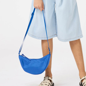Molo Crossbody Crescent  Blå