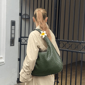 Pitaya Charlotte skuldertaske. Se det store udvalg af Pitaya tasker på neye.dk