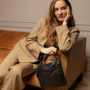 RE:DESIGNED Crossbody Jara Big Svart
