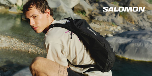 Man med ryggsäck från Salomon. Brett utbud hos NEYE