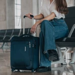 Dame med softcase kabinekuffert. Se alle Samsonite kufferter på neye.dk
