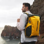 Mand med gul Samsonite Ecodiver rolltop rygsæk. Se det store udvalg af Samsonite rygsække på neye.dk