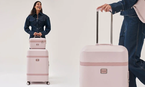 Kvinde med Samsonite Image kuffert og beauty box i rosa. Stort udvalg af Samsonite kufferter, toilettasker og beauty boxes på neye.dk
