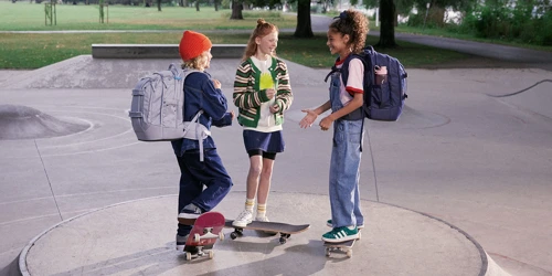 Piger i skater park med Satch Pack skoletasker. Stort udvalg af Satch skoletasker på neye.dk