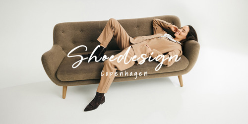 Kvinde med Shoedesign støvler i sofa. Shop Shoedesign Copenhagen sko på neye.dk