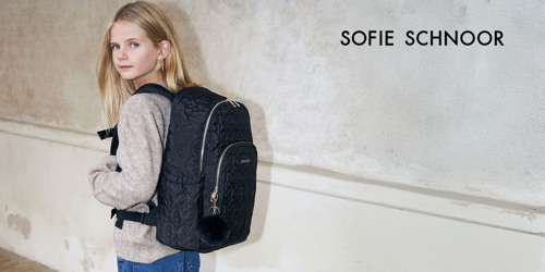 Pige med Sofie Schnoor skoletaske. Stort udvalg af Sofie Schnoor tasker og accessories på neye.dk