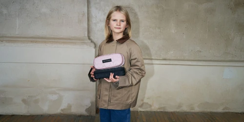 Pige med Sofie Schnoor penalhus. Se det store udvalg af Sofie Schnoor til børn på neye.dk