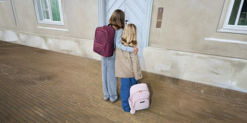 Piger med Sofie Schnoor skoletasker. Se det store udvalg af Sofie Schnoor til skoledagen på neye.dk