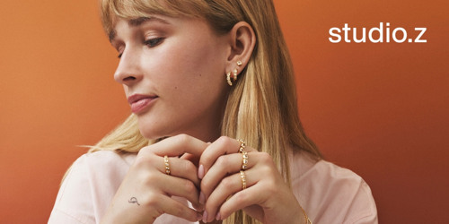 Kvinde med Studio Z øreringe og ringe. Se det store udvalg af Studio Z smykker på neye.dk