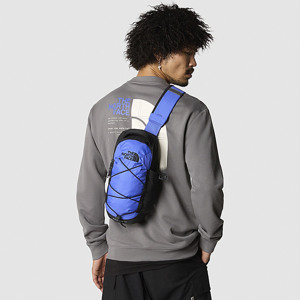 Mand med The North Face sling bag. Se alle sling bags på neye.dk