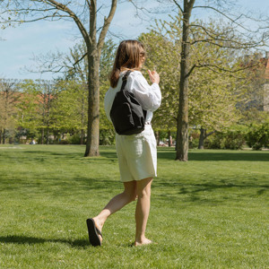 Mand med The North Face sling bag. Se alle sling bags på neye.dk