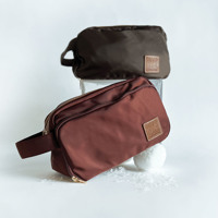 Toilettaske på hylde. Se alle toilettasker på neye.dk