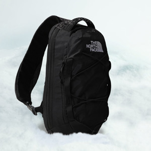 Mand med The North Face sling bag. Se alle sling bags på neye.dk
