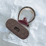 Hårpynt og penalhus. Få inspiration til adventsgaver til børn på neye.dk