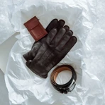 Kortholder, handsker og bælte. Få inspiration til adventsgaver til herrer på neye.dk