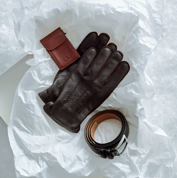 Kortholder, handsker og bælte. Få inspiration til adventsgaver til herrer på neye.dk